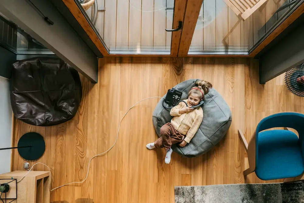 niña hablando por teléfono de casa